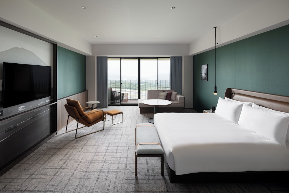 Deluxe Room, 1 King Bed (Circuit View) - Photo 1