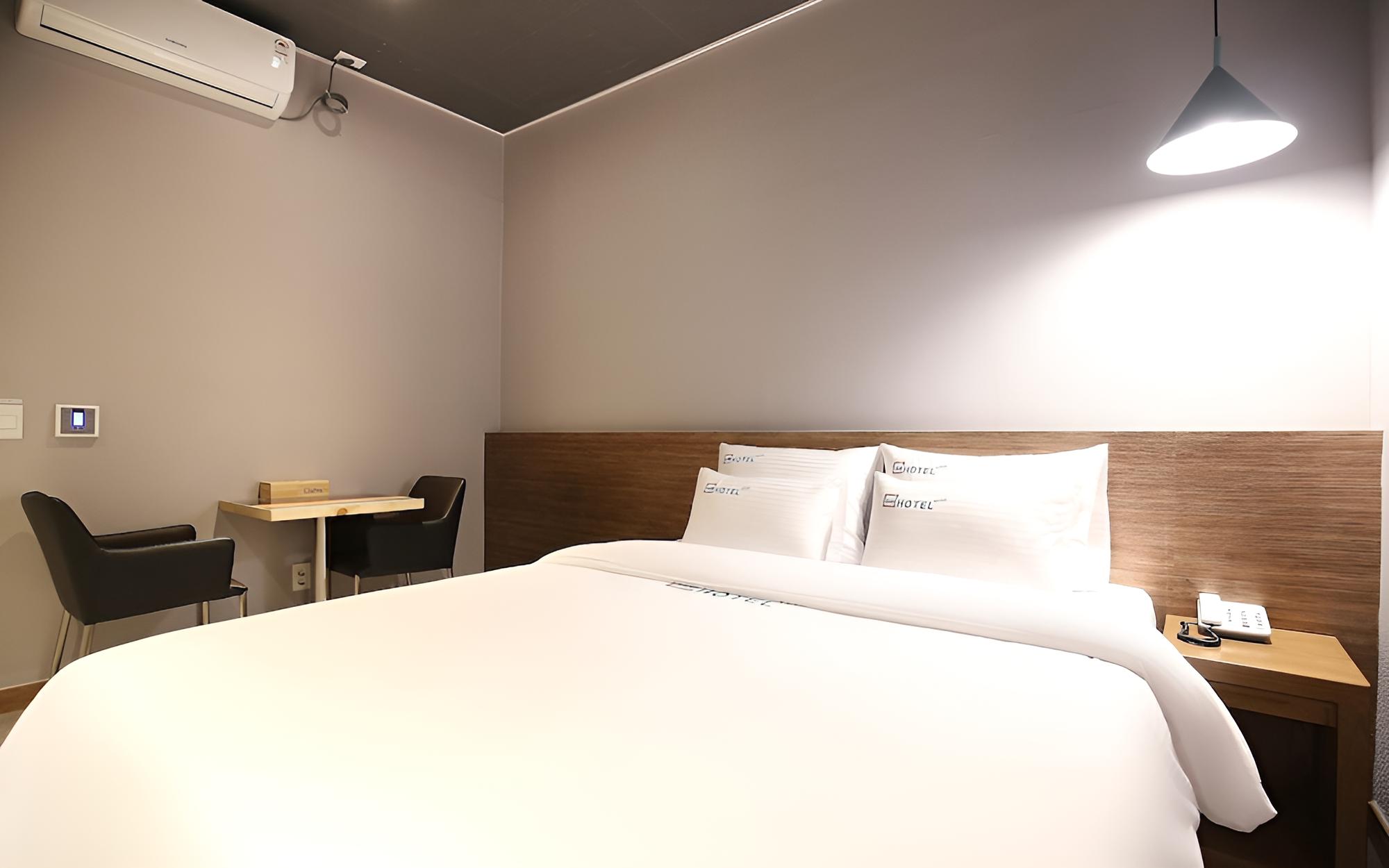 Room (Standard (Air Purifier Netflix Availa) photo 1