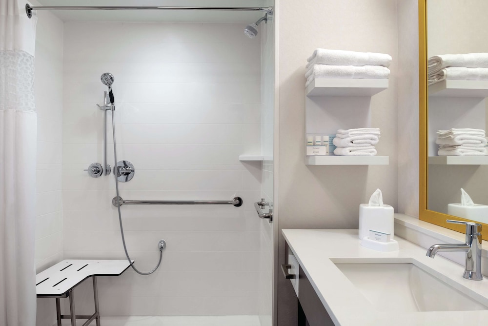Room, 2 Queen Beds, Accessible (Roll-In Shower, Mobility & Hearing) photo 2