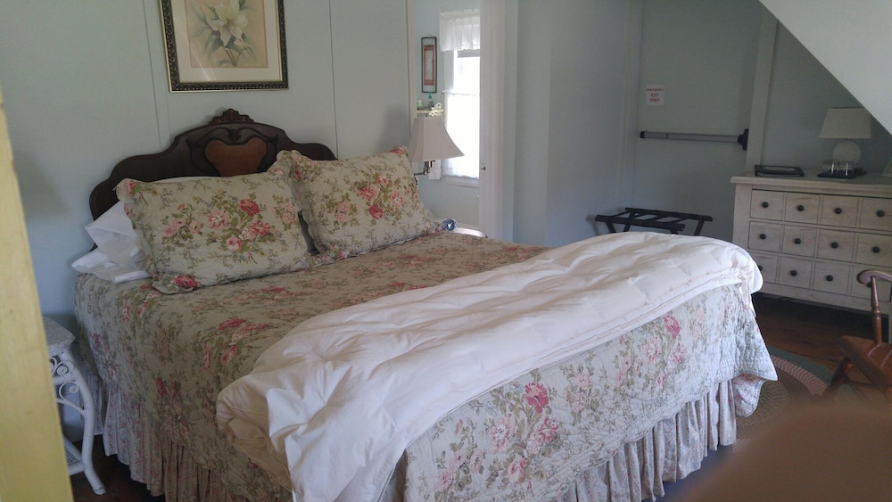 Room, 1 Queen Bed, Private Bathroom, Partial Ocean View