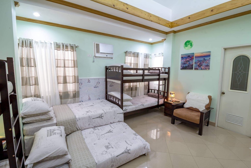 Room (2) photo 1