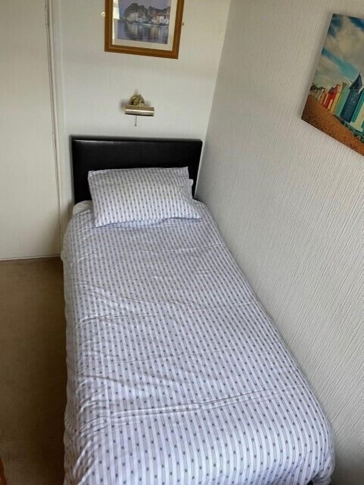 Single Room, Shared Bathroom (Room 10, 3rd Floor)