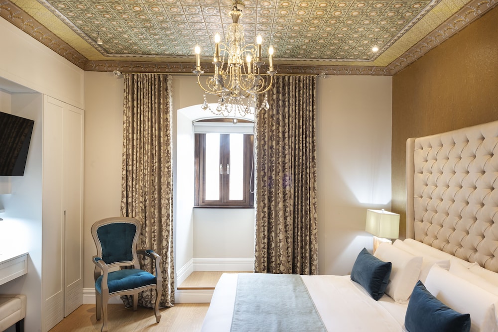 Deluxe Suite, 1 King Bed, Balcony photo 2