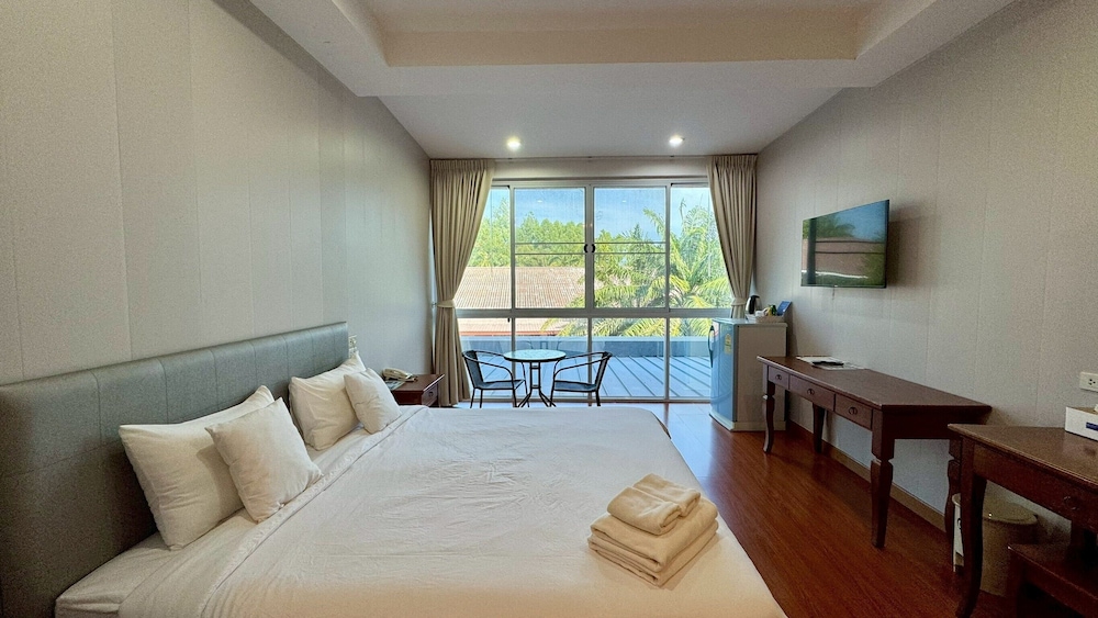 Deluxe Room, 1 King Bed photo 2