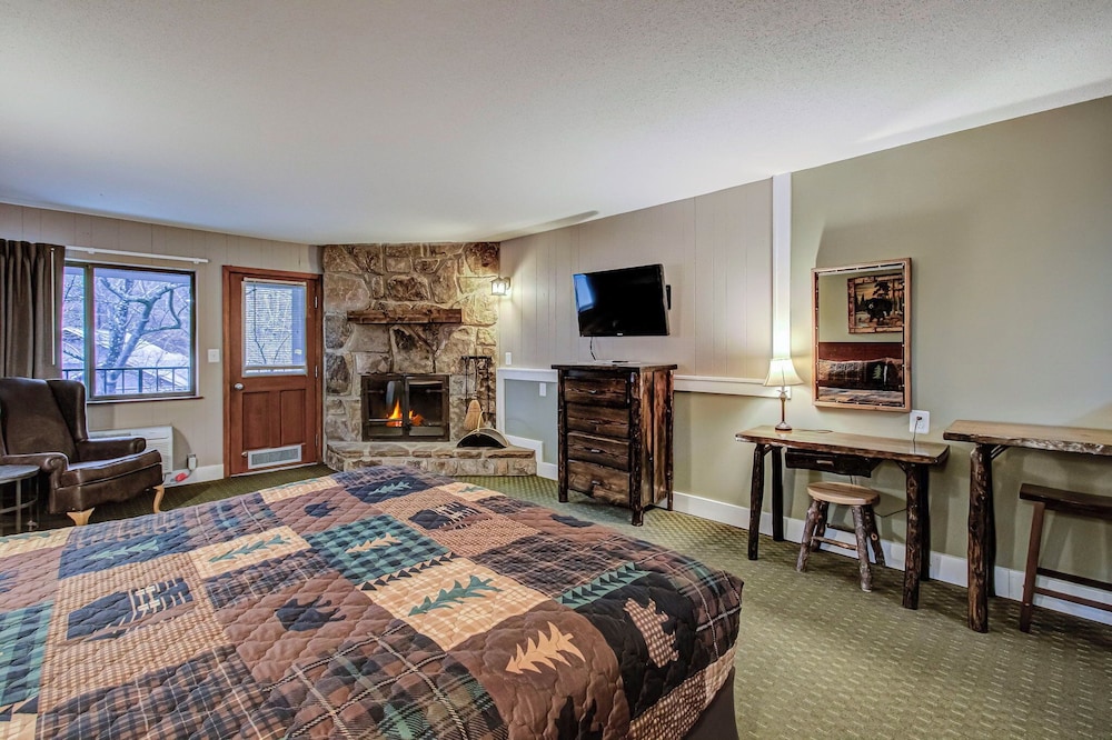 Riverside Deluxe King with Fireplace. - Photo 3