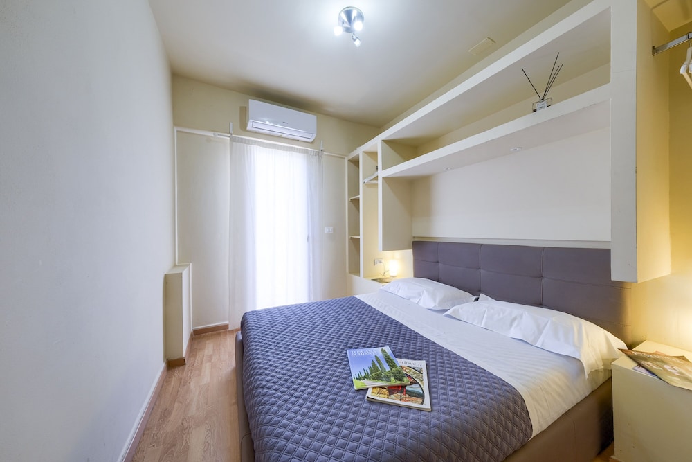 Queen Room with Balcony and External Private Bathroom photo 2