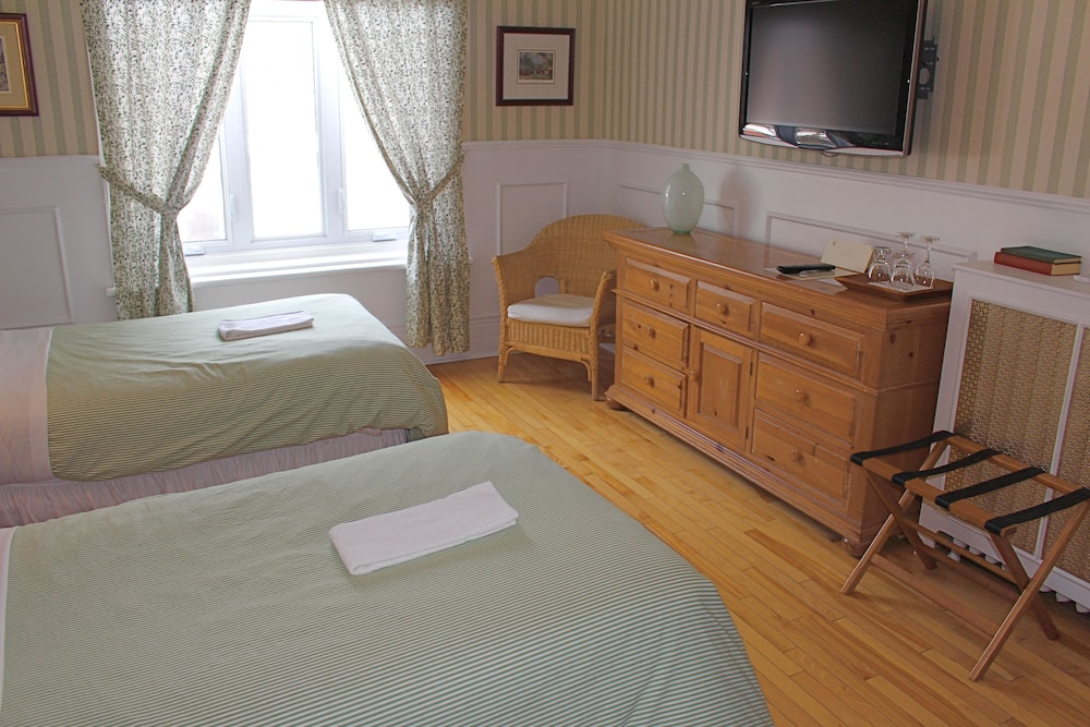 Standard Quadruple Room, 2 Queen Beds - Photo 1