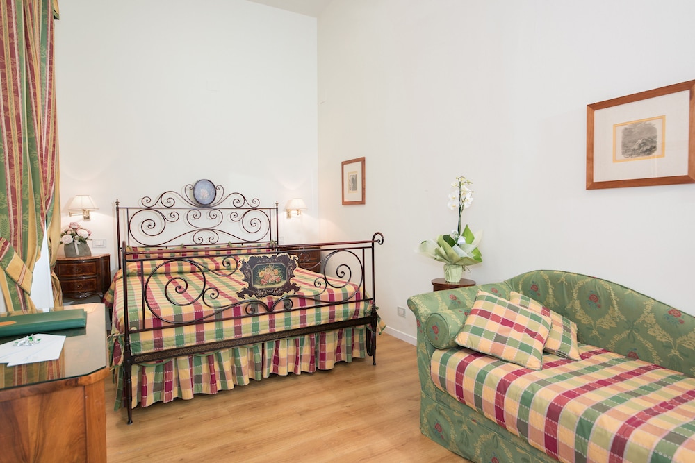 Deluxe Triple Room thumbnail 6