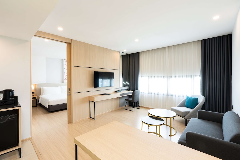 Suite, Multiple Beds, Non Smoking (Living Room) photo 2