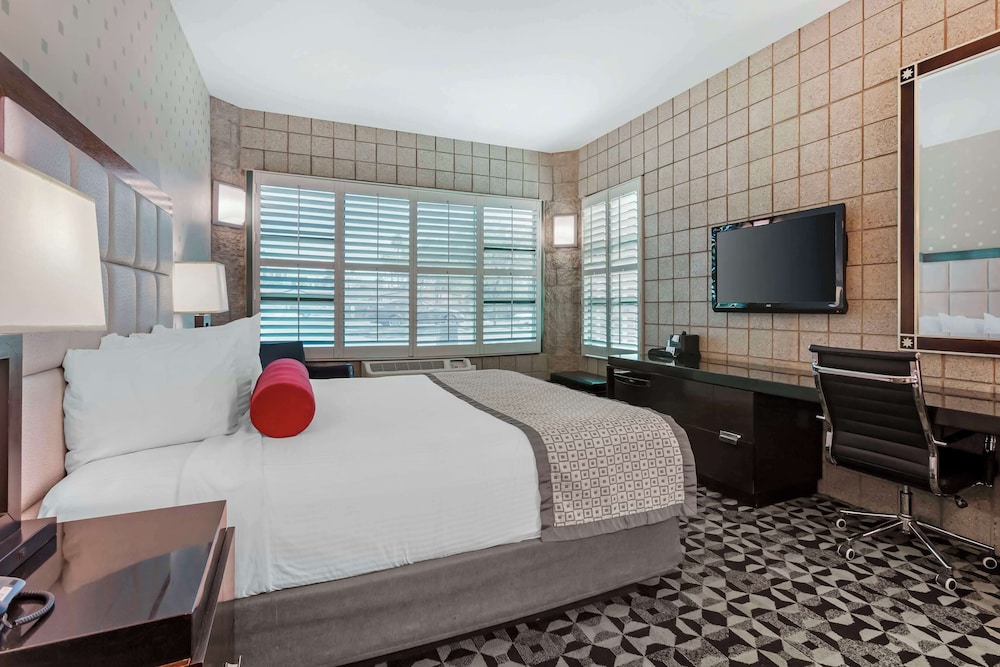 Standard Room, 1 King Bed, Non Smoking, Jetted Tub - Photo 3