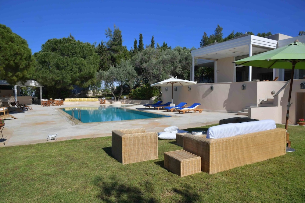 Luxury Villa photo 2
