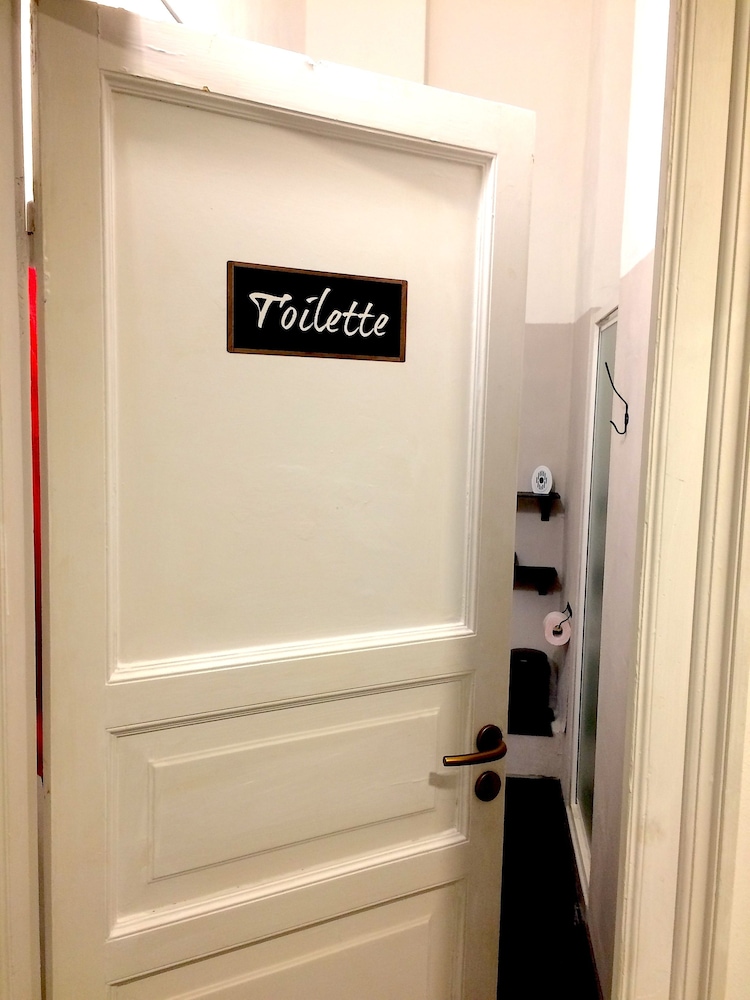 Classic Triple Room, Shared Bathroom photo 3