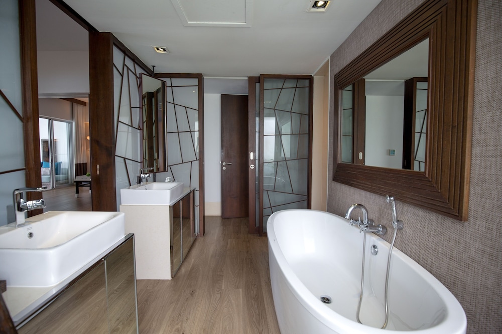 Executive Suite - Photo 6