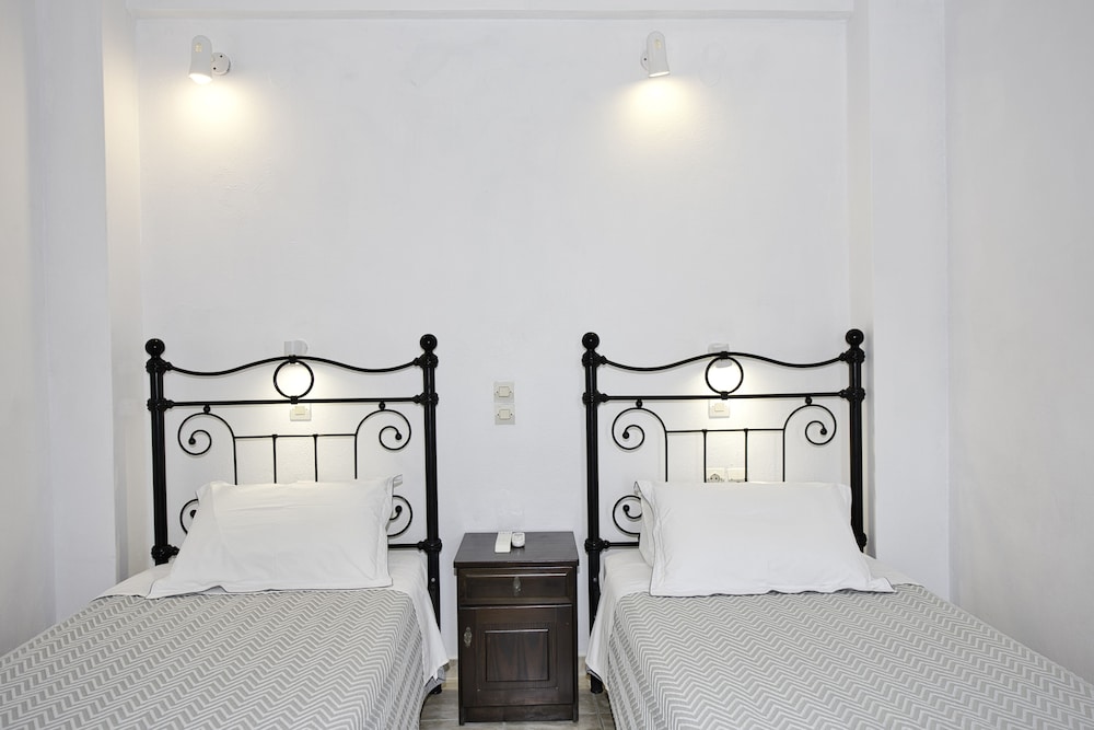 Double or Twin Room - Photo 9