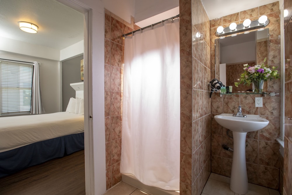 Standard Double Room, Ensuite - Photo 16