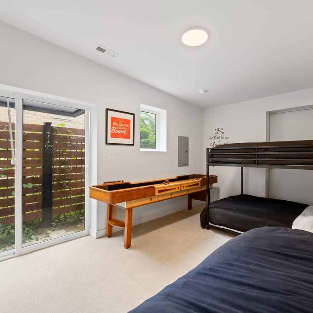 Chic 4-bedroom Haven Designer s Dream Home, Photo 18