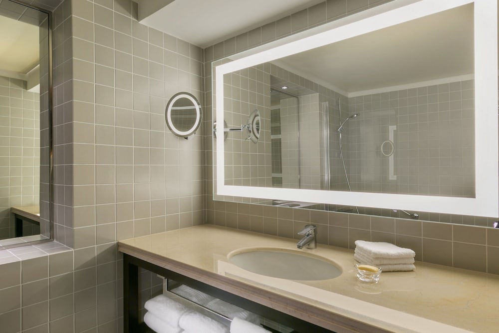 Junior Suite, 1 King Bed - Photo 3