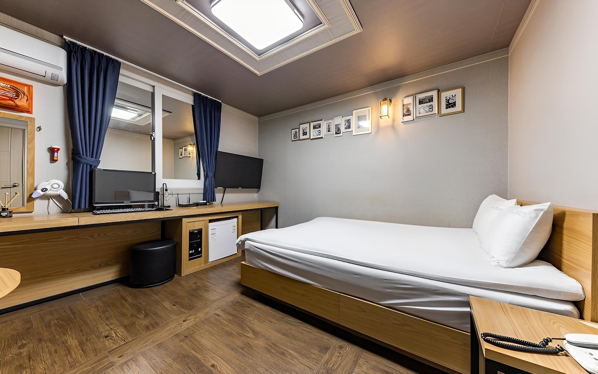 Room (General Room A (Free use of Netflix D) - Photo 1