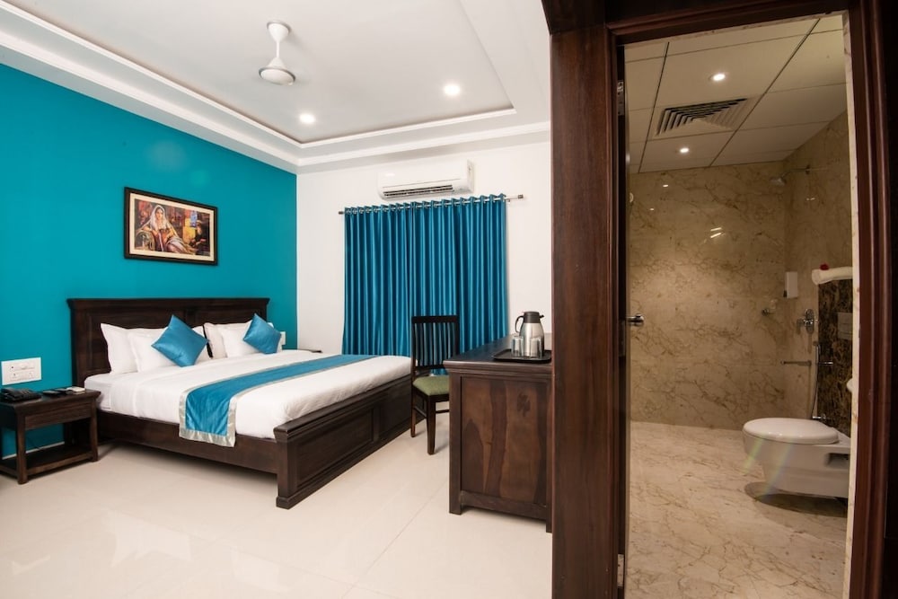 Luxury Double Room, 1 King Bed, Smoking photo 1