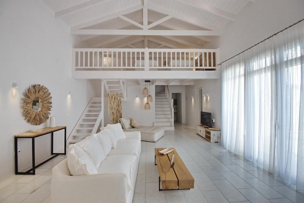 Villa photo 2