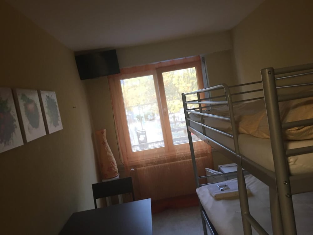 One Bed in a Coed Dorm Room with Shared Bathroom 2 beds photo 2