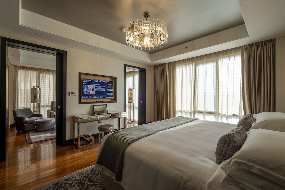 Grand Deluxe room thumbnail 6