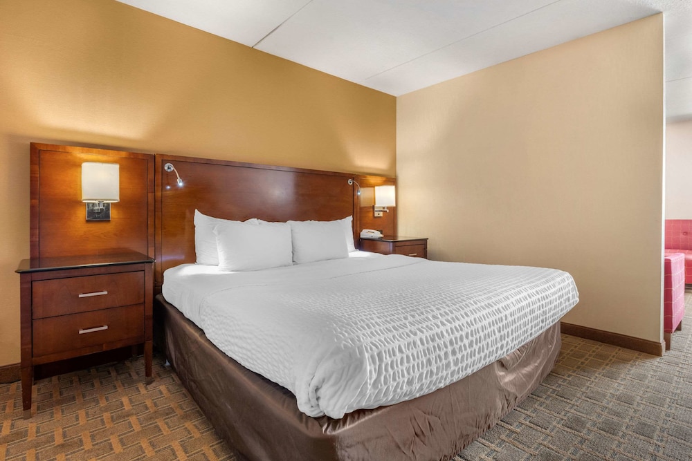 Room, 1 King Bed, Non Smoking (Upgrade) - Photo 1