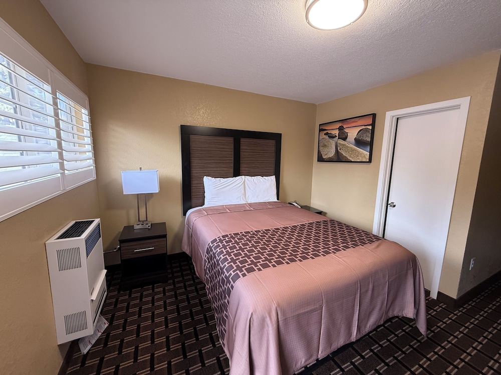 Deluxe Single Room, 1 Queen Bed  ( No  A/C)