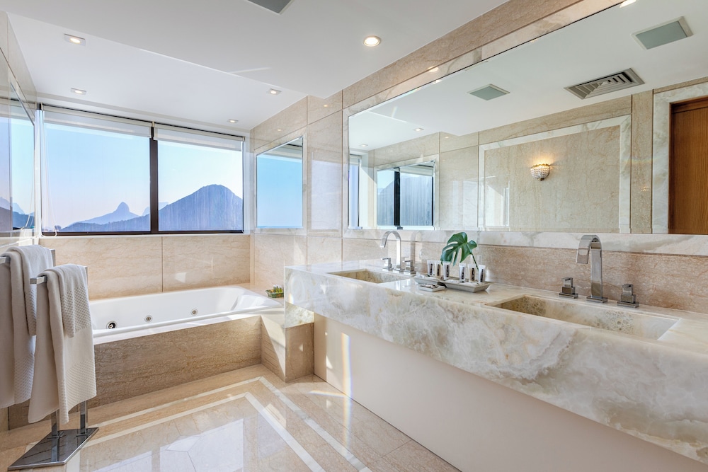 Suite, Club Lounge Access, Oceanfront (Imperial) thumbnail 5