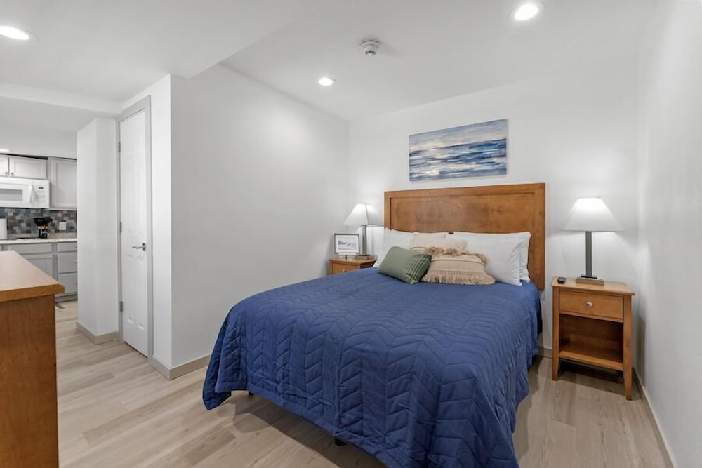 Junior Single Room, 1 Queen Bed, Kitchenette, Ground Floor