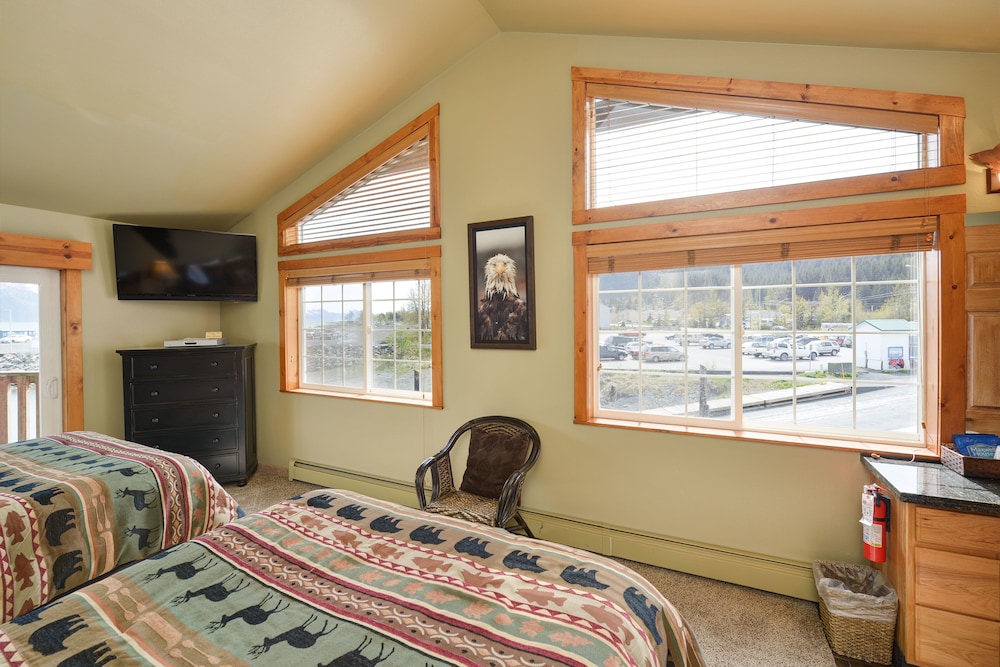 Classic Double Room, 2 Queen Beds, Marina View, Oceanfront photo 3
