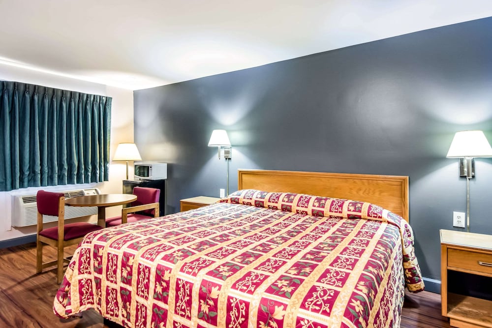 Standard Room, 1 King Bed, Non Smoking - Photo 4
