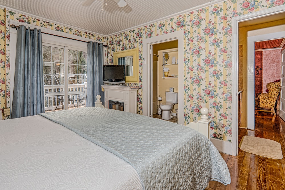 Deluxe Suite, 1 King Bed with Sofa bed, Balcony, River View photo 1