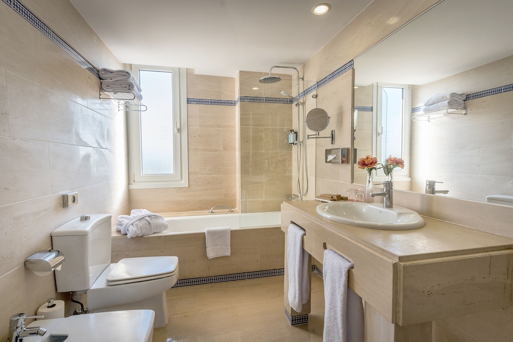 Superior Room, 1 Double or 2 Twin Beds, City View - Photo 10