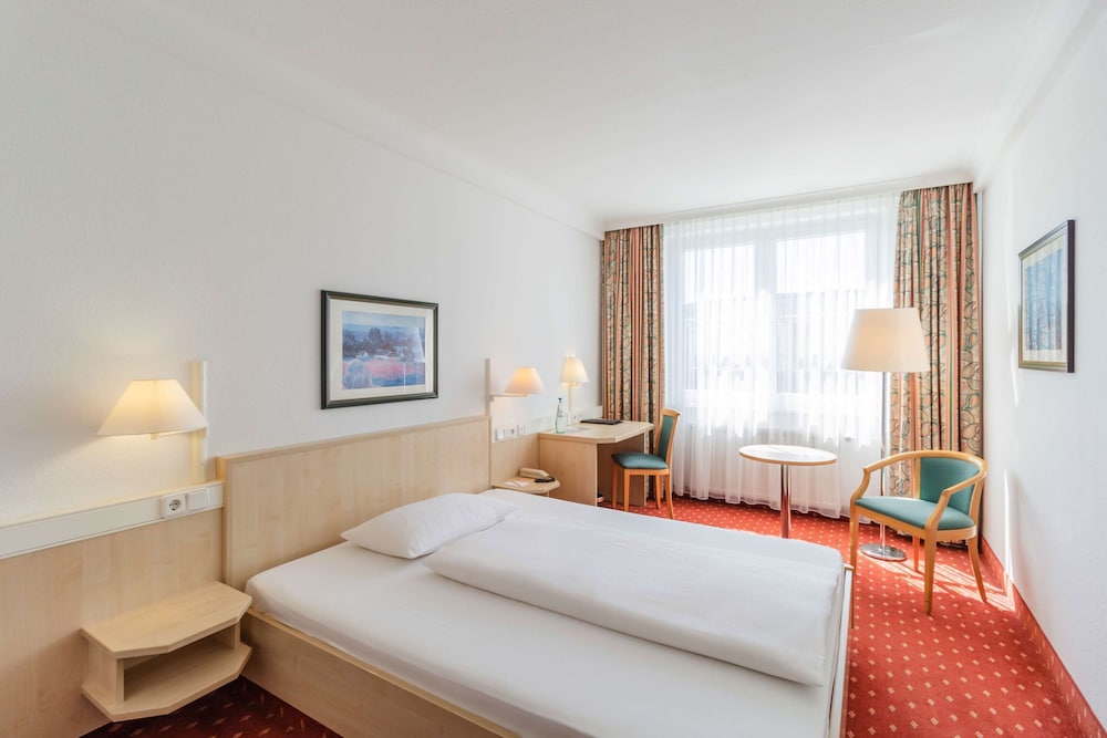 Standard Room, 1 Queen Bed photo 3