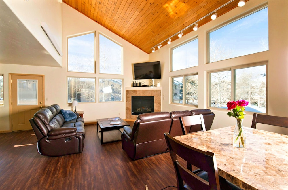 Romantic King Bedroom with Mountain View photo 3