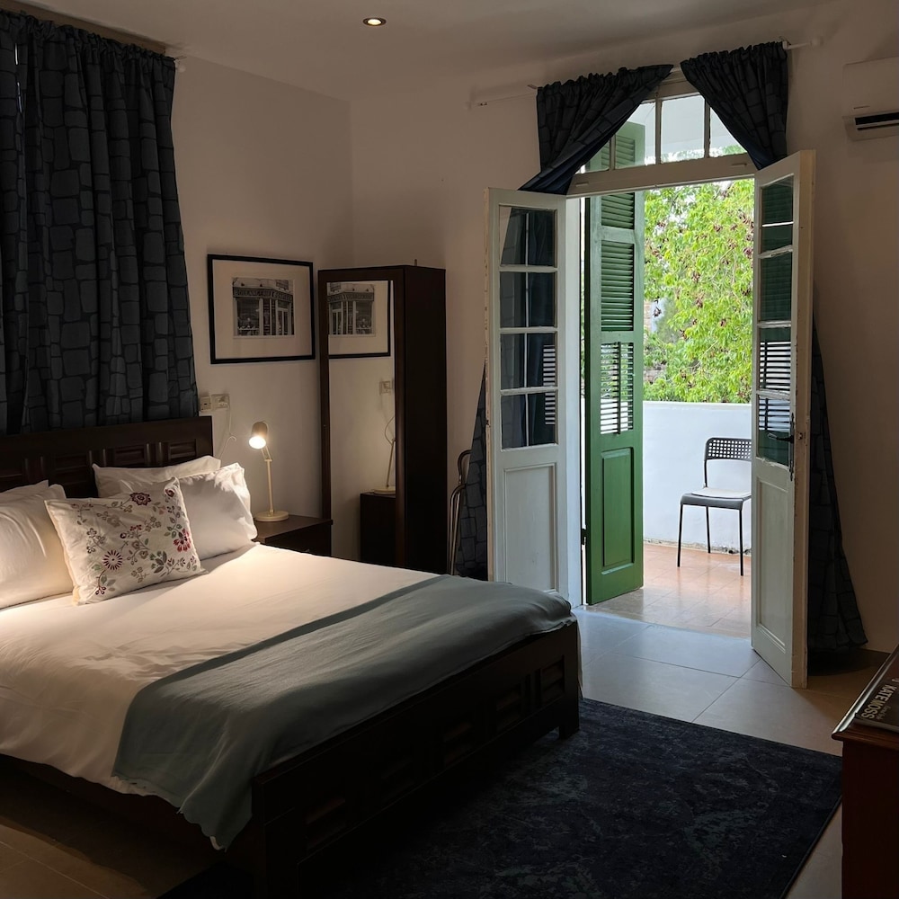 DELUXE ROOM JACUZZI & BALCONY photo 1