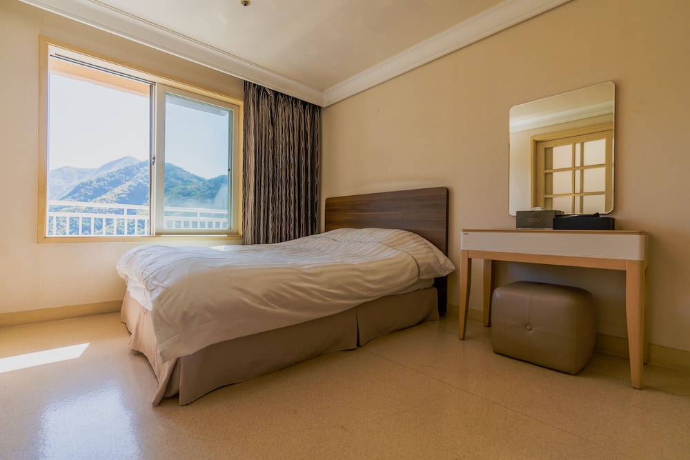 [Bakery PKG] [WEST] Suite(Kitchen/lake view/bed) - Garlic Bread 2EA + 2 Cups of Americano - Photo 4