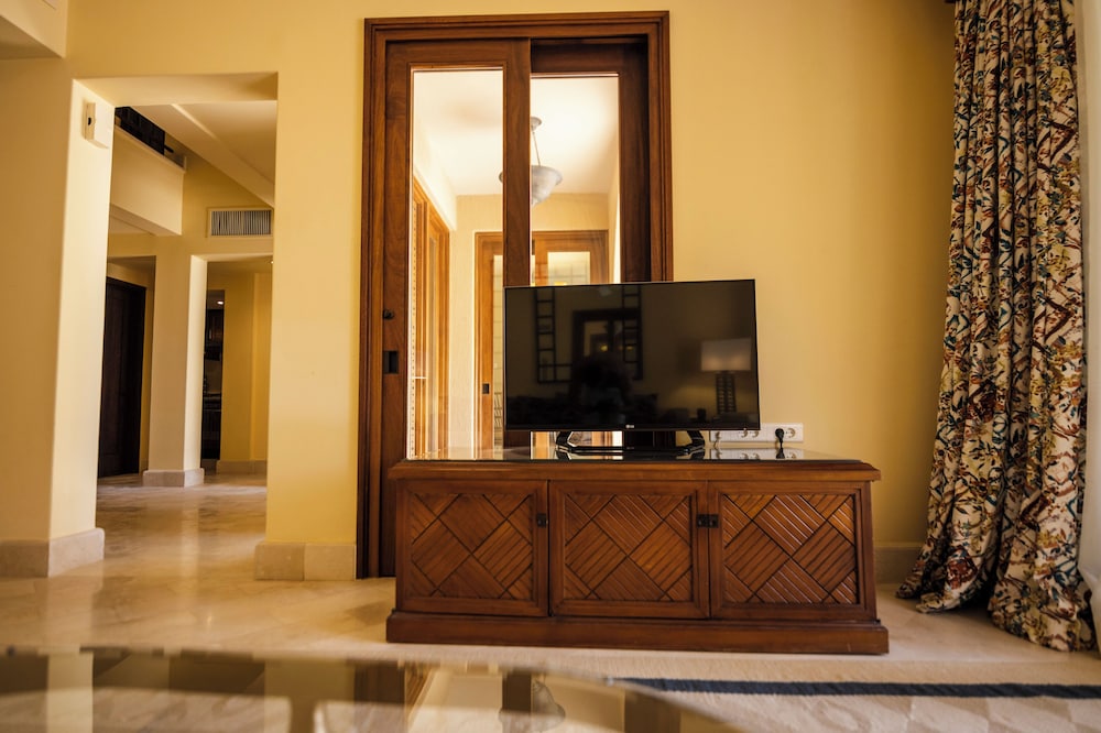 Imperial Four Bedroom Suite (Non Smoking) thumbnail 5