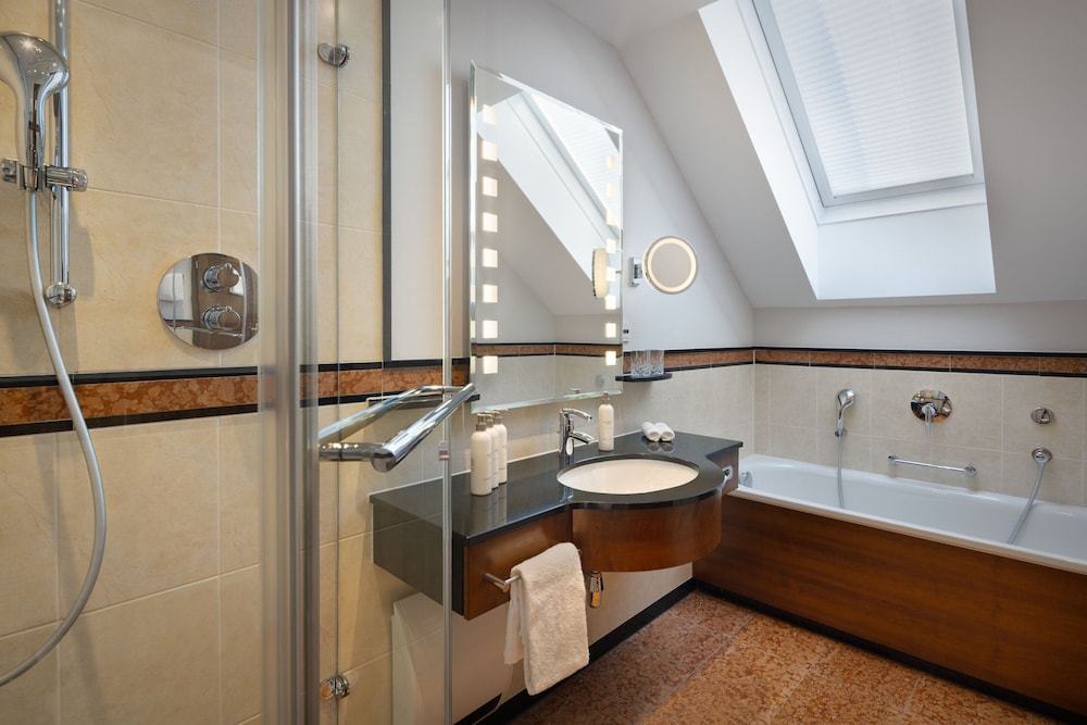 Suite, 1 King Bed with Sofa bed, Garden View (Balcony) - Photo 5