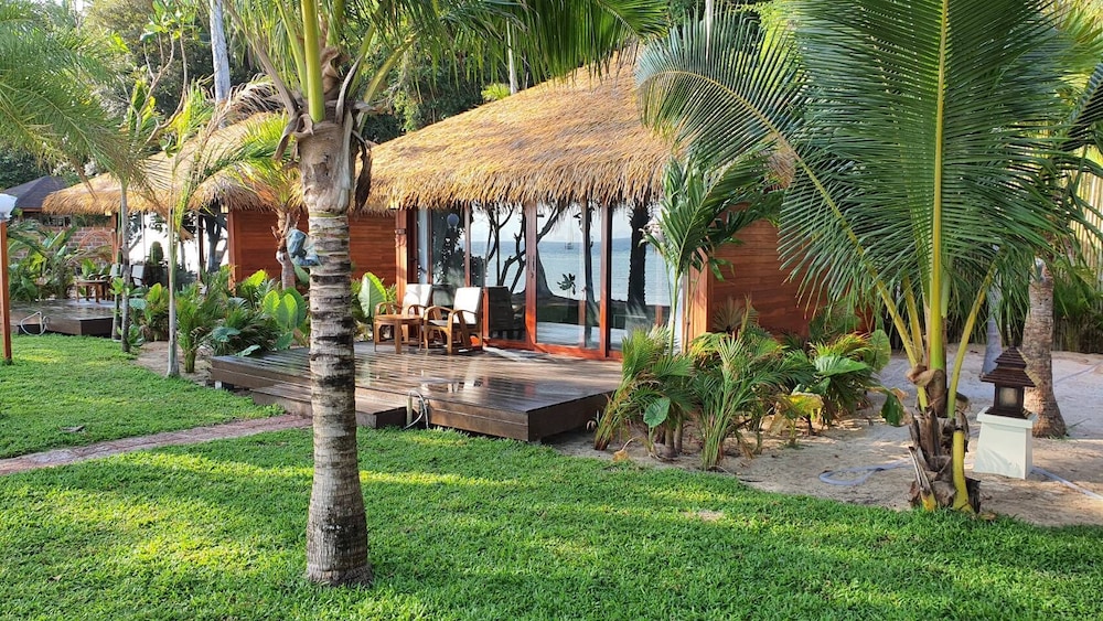 Luxury Beachfront Villa - Photo 12