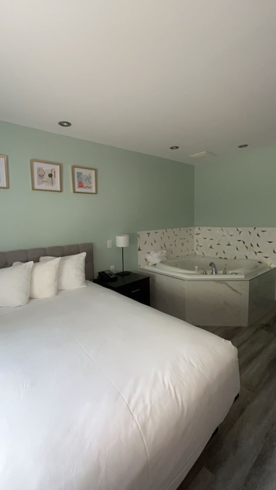 Suite Jr, 1 Lit Queen Bed, Jetted Tub - Non Smoking photo 2