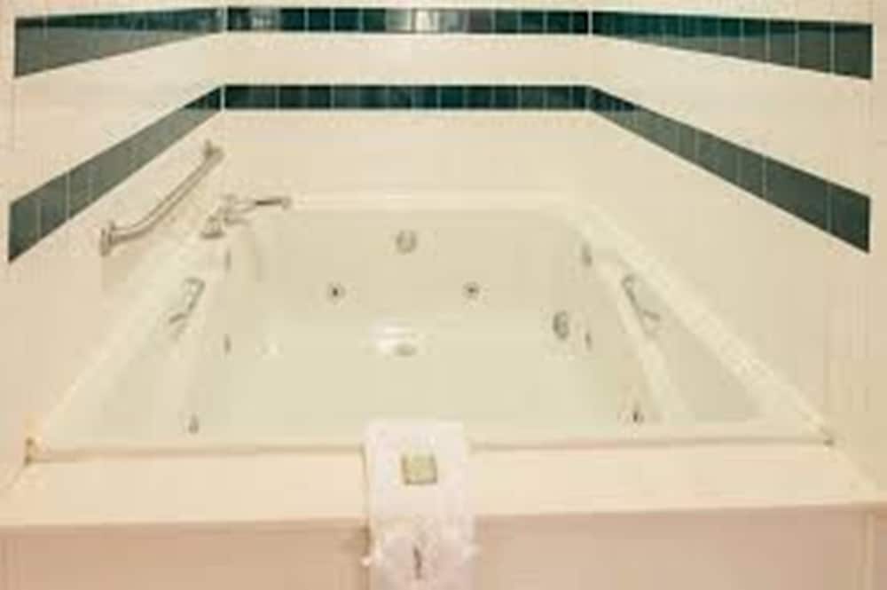 Deluxe Studio Suite, 1 King Bed, Non Smoking - Photo 2