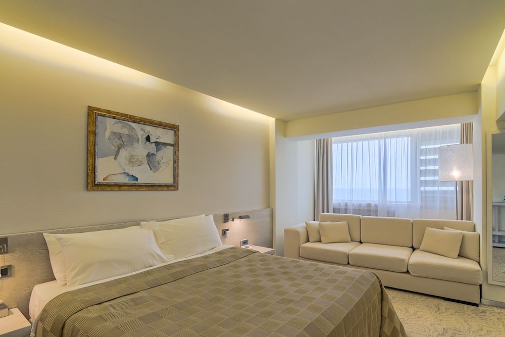 Double Room (without Balcony and Lateral Sea View) photo 2