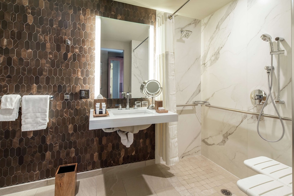 Room, 1 King Bed, Accessible, River View (Roll-In Shower)
