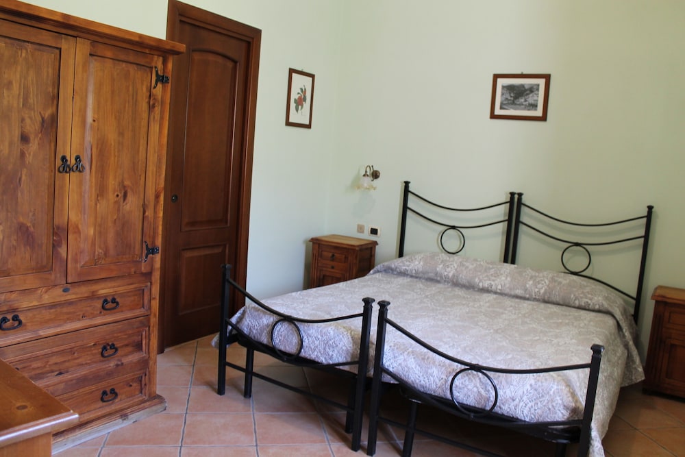 Basic Double or Twin Room, 1 Bedroom, Partial Sea View, Courtyard Area (Amalfi) photo 3