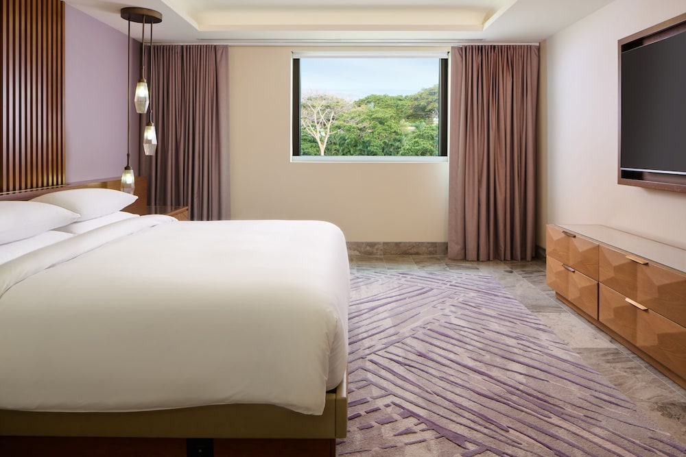 3 Bedroom Ilikai Penthouse, Ocean View (2 Kings and 2 Queens)