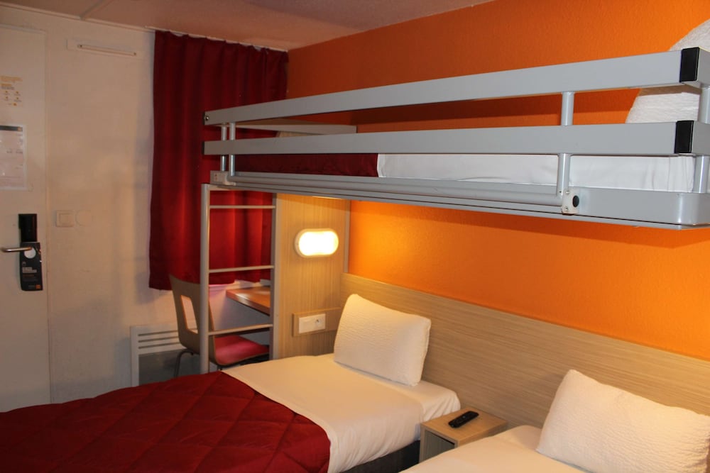 Standard Room, 3 Twin Beds - Photo 1