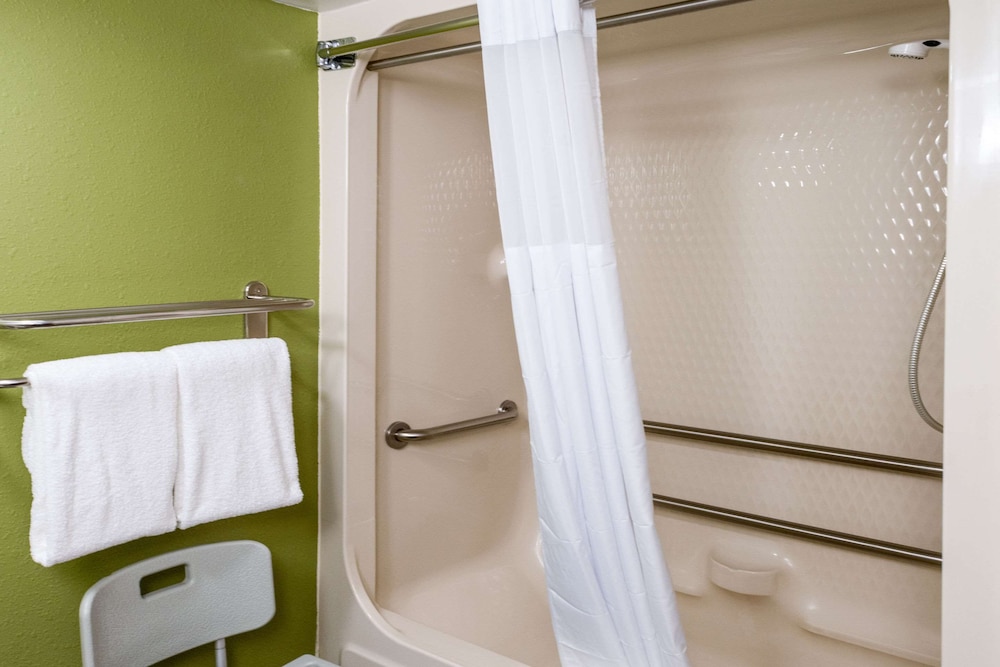 Room, 1 Queen Bed, Accessible, Non Smoking (Accessible Tub) - Photo 5