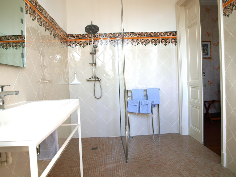 Deluxe Suite, 1 King Bed, Private Bathroom, Garden View photo 3